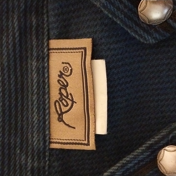 This is a Roper top.  The color is a dark blue it is a beautiful top excellent - Picture 5 of 6